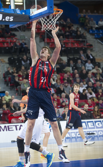 Pleiss machaca el aro. 8Raul BOGAJO / ARGAZKI PRESS)