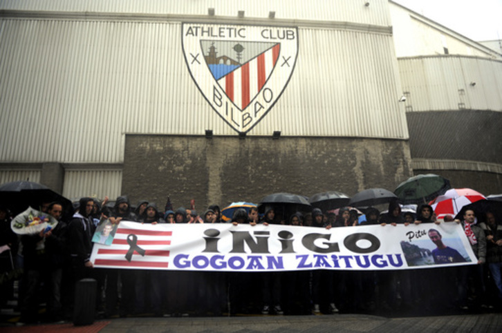 Manifestación frente al viejo San Mamés para denunciar la muerte de Cabacas. (Marisol RAMIREZ/ARGAZKI PRESS)