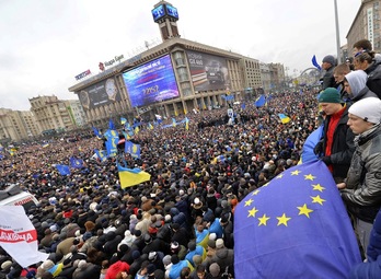 Multitudinaria manifestación este domingo en Kiev. (Sergei SUPINSKY/AFP)