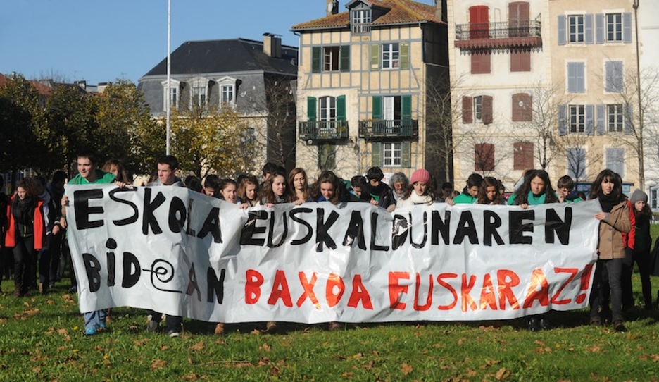 Concentración en Baiona por el derecho a hacer en euskara el examen de acceso a la universidad. (Gaizka IROZ)
