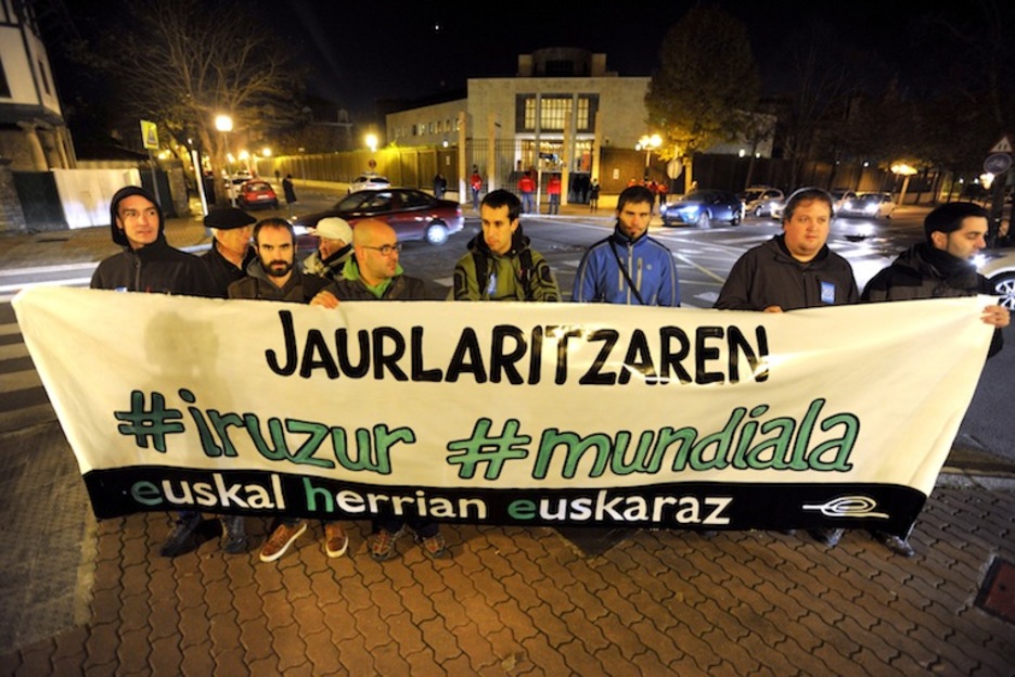 Protesta de Euskal Herrian Euskaraz ante la sede de Lakua. (Juanan RUIZ / ARGAZKI PRESS)