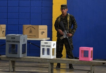 Un soldado custodia las urnas en una mesa electoral el pasado 24 de noviembre. (Orlando SIERRA/AFP)