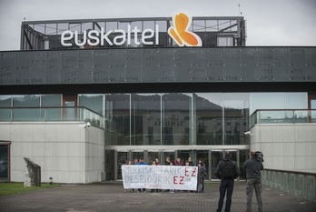 Concentración de trabajadores de la empresa Lanalden, empresa que se dedica al telemarketing, ante la sede de Euskaltel. (Luis JAUREGIALTZO/ARGAZKI PRESS)
