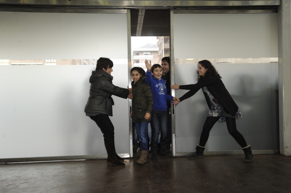 Ateak ireki orduko pozik sartu dira haur eta gaztetxoak Durangoko Azokaren 48. edizioa abiatzeko. (ARGAZKI PRESS) Ateak ireki orduko pozik sartu dira haur eta gaztetxoak Durangoko Azokaren 48. edizioa abiatzeko. (ARGAZKI PRESS)