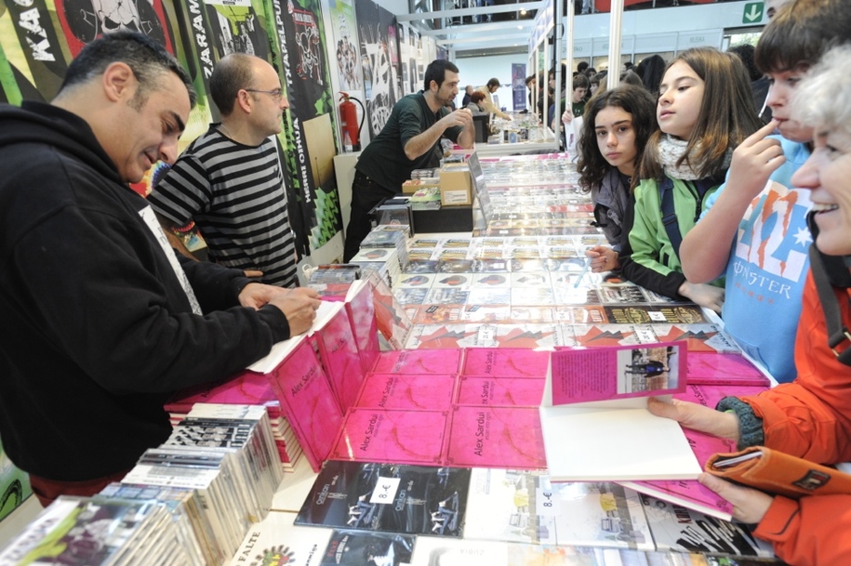 Alex Sardui diskoak ez, liburuak sinatzen aritu da gaur. ‘Esan eta egin’ da bere lana. (ARGAZKI PRESS) Alex Sardui diskoak ez, liburuak sinatzen aritu da gaur. ‘Esan eta egin’ da bere lana. (ARGAZKI PRESS)