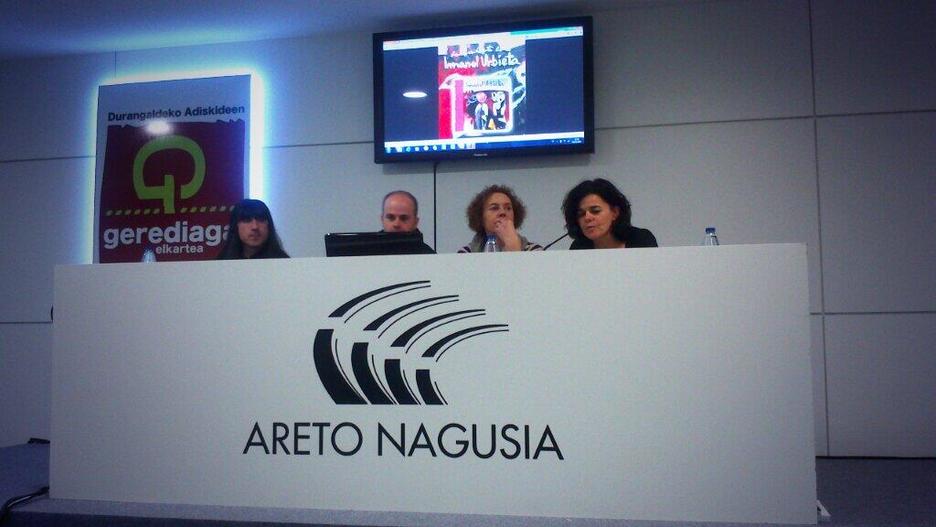 Areto Nagusian hainbat lan aurkeztu dituzte gaur, irudian Imanol Urbietaren omenezko bilduma. (@durangokoazoka) Areto Nagusian hainbat lan aurkeztu dituzte gaur, irudian Imanol Urbietaren omenezko bilduma. (@durangokoazoka)