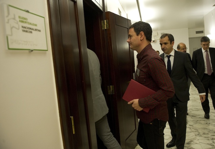 Hasier Arraiz entra en el despacho del PNV. (Raúl BOGAJO/ARGAZKI PRESS)