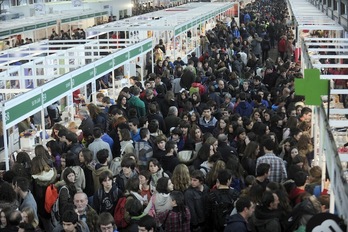 Ikasleek bete dute Landako Azokaren lehen orduetan. (Marisol RAMIREZ/ARGAZKI PRESS)