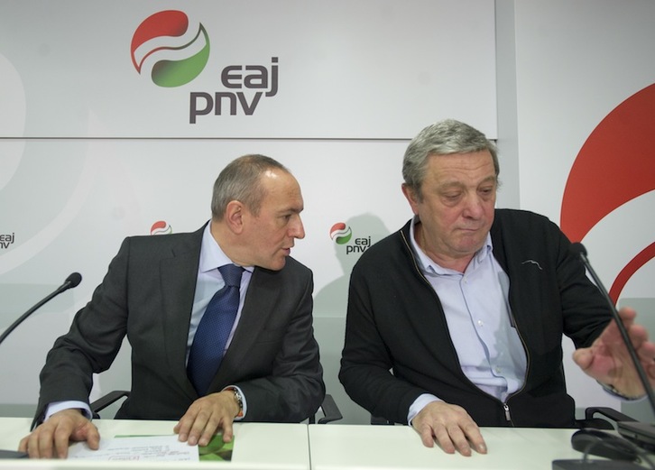 El portavoz del PNV en las Juntas Generales, Ramiro González, a la izquierda. (Juanan RUIZ/ARGAZKI PRESS)