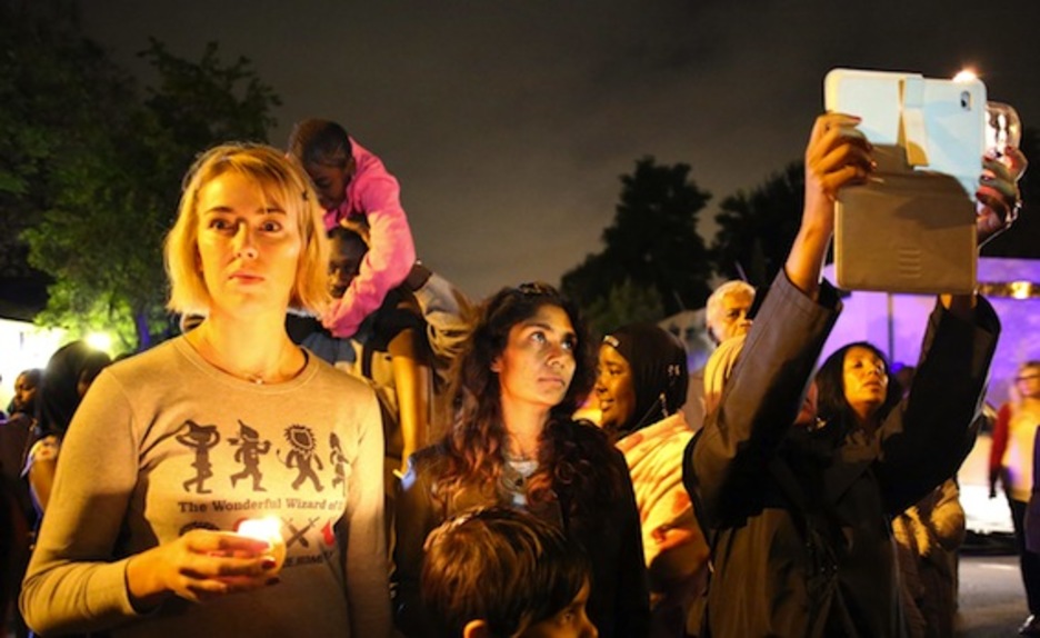 Muchos sudafricanos se han reunido frente a la casa de Madiba en Johannesburgo. (Alexander JOE/AFP PHOTO) Muchos sudafricanos se han reunido frente a la casa de Madiba en Johannesburgo. (Alexander JOE/AFP PHOTO)