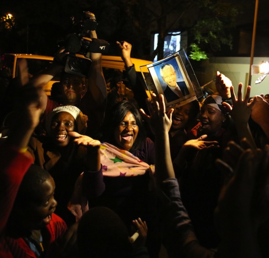Ciudadanos brindan homenaje a Mandela en las calles de Johannesburgo. (Alexander JOE/AFP PHOTO) Ciudadanos brindan homenaje a Mandela en las calles de Johannesburgo. (Alexander JOE/AFP PHOTO)