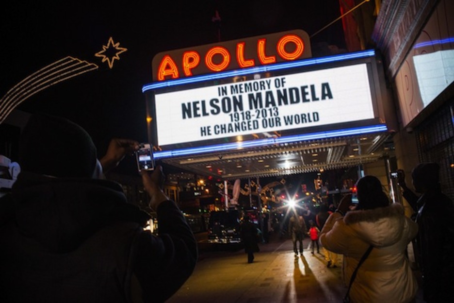 El histórico Teatro Apollo de Nueva York también recuerda a Madiba. (Andrew BURTON/AFP PHOTO) El histórico Teatro Apollo de Nueva York también recuerda a Madiba. (Andrew BURTON/AFP PHOTO)
