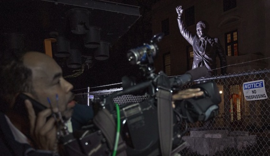 Numerosos medios de comunicación se han congregado en la Embajada sudafricana en Washington. (Paul J. RICHARDS/AFP PHOTO) Numerosos medios de comunicación se han congregado en la Embajada sudafricana en Washington. (Paul J. RICHARDS/AFP PHOTO)