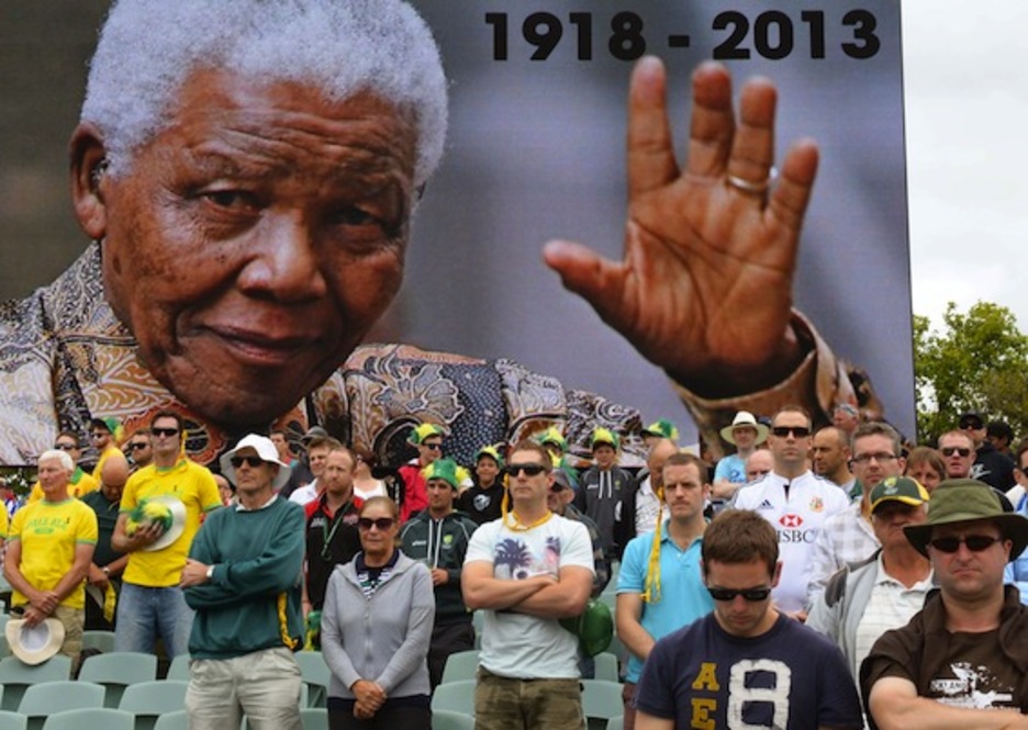 Antes del partido entre las selecciones inglesa y australiana de cricket, han guardado un minuto de silencio por Mandela. (William WEST/AFP PHOTO)
