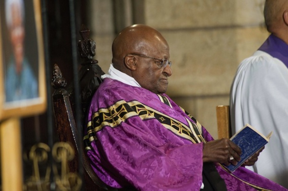 El arzobispo emérito Desmond Tutu oficia una misa en memoria de Mandela. (Rodger BOSCH/AFP PHOTO)
