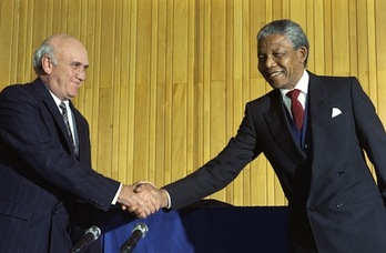 Mandela y De Klerk estrechan sus manos, en una imagen de archivo. (Rashid LOMBARD/AFP PHOTO)