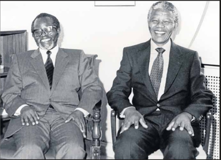 Mandela junto a Oliver Tambo, quien durante la mayor parte de su encarcelamiento lideró el CNA desde el exilio. (ANCARCHIVES.ORG.ZA)