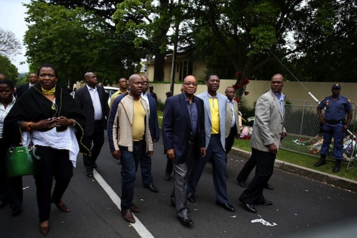 El presidente sudafricano, Jacob Zuma, ha visitado el domicilio de Nelson Mandela. (Alexander JOE/AFP PHOTO)