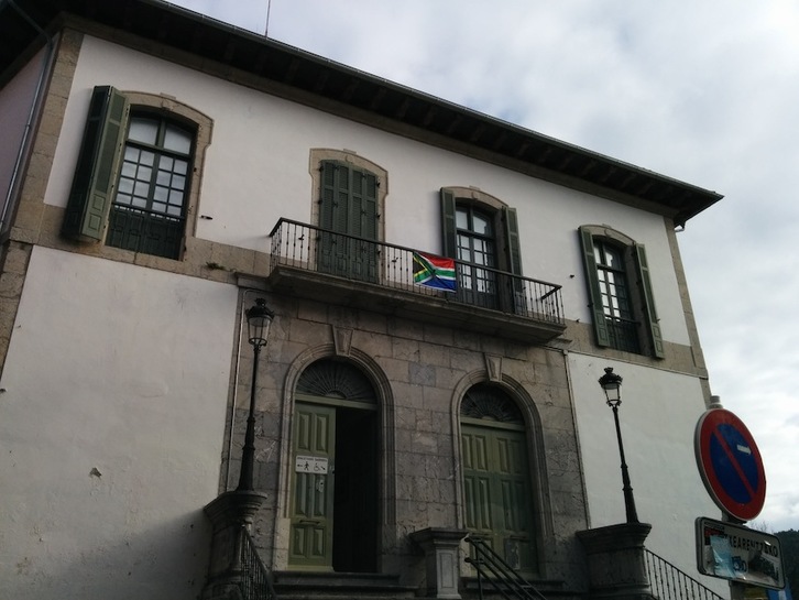 EH Bilduk kudeatzen dituen Bizkaiko udaletxeetan Hegoafrikako bandera zintzilikatu dute. (NAIZ.INFO)