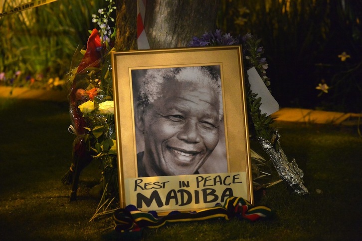 Mandelaren lana goretsi dute alderdi eta eragileek. (Alexander JOE/AFP)