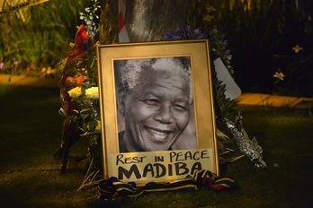 Mandelaren lana goretsi dute alderdi eta eragileek. (Alexander JOE/AFP)
