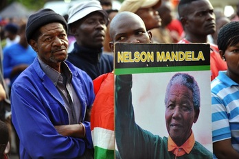 Cientos de sudafricanos se han dado cita en un acto convocado por ANC en Johannesburgo en recuerdo a Mandela. (Alexander JOE/AFP)
