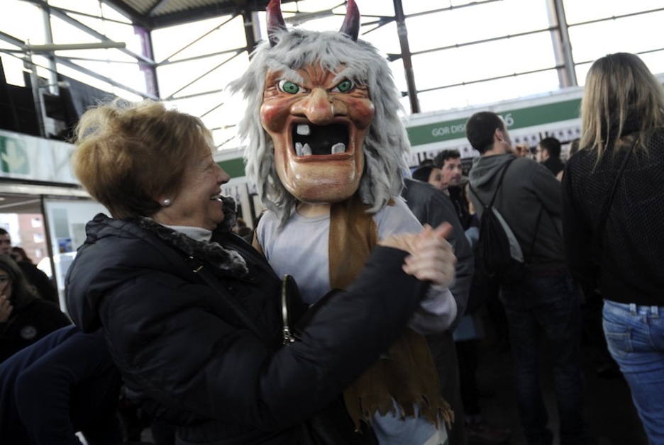 Disko eta liburu artean, atsedena. Dantza apur bat izan daiteke aukerarik egokiena. (Marisol RAMIREZ/ARGAZKI PRESS)