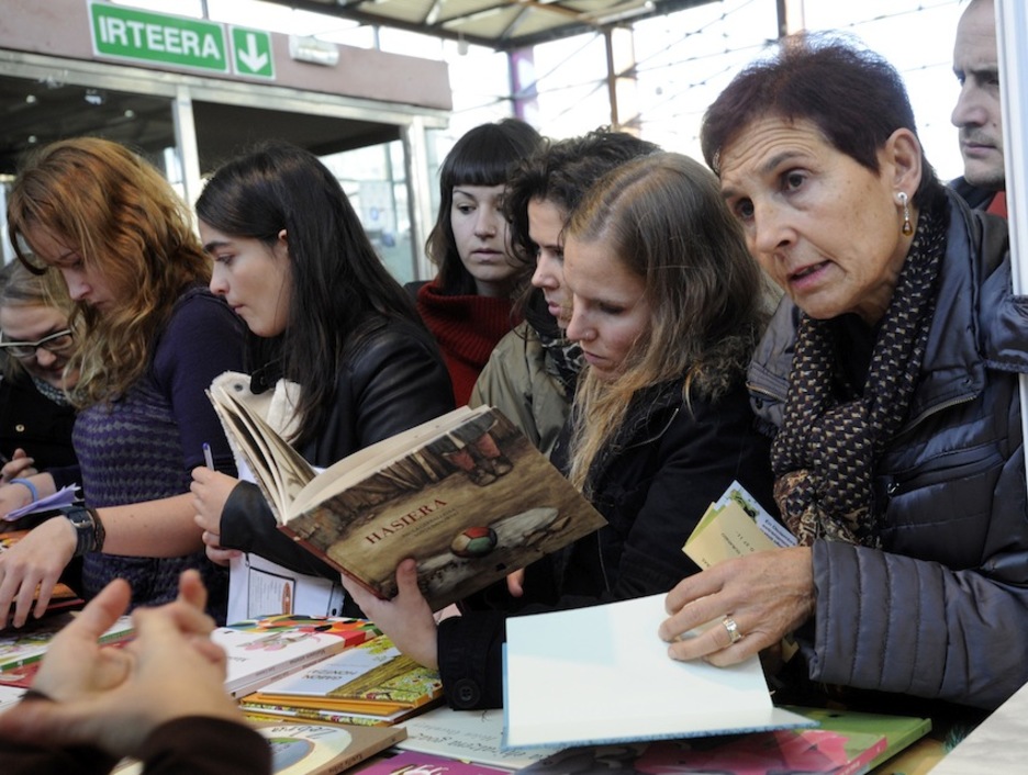 Erosleak, salmahai batean, liburuak ikusten. (Marisol RAMIREZ/ARGAZKI PRESS)