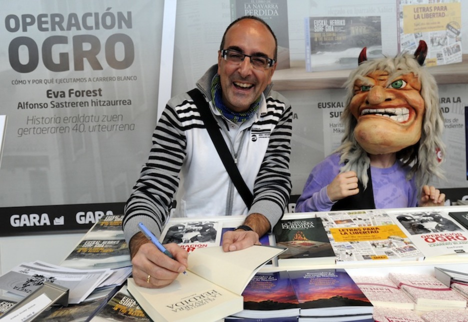 Pello Guerra, liburuak sinatzen, GARAko salmahaian. (Marisol RAMIREZ/ARGAZKI PRESS)