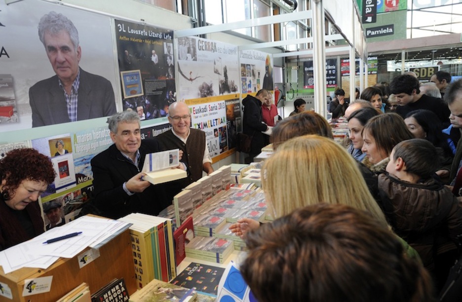 Bernardo Atxagak jendetza bildu du. (Marisol RAMIREZ/ARGAZKI PRESS)