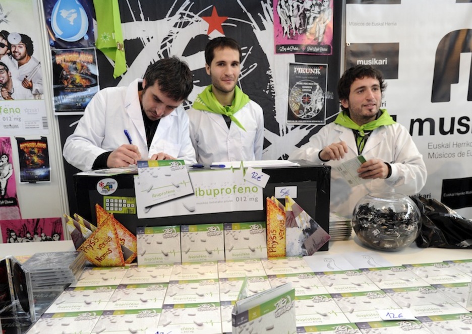 Ze Esatek! taldeko kideak Independentisak Sarearen zapi berdeekin hurbildu dira Durangora. (Marisol RAMIREZ/ARGAZKI PRESS)