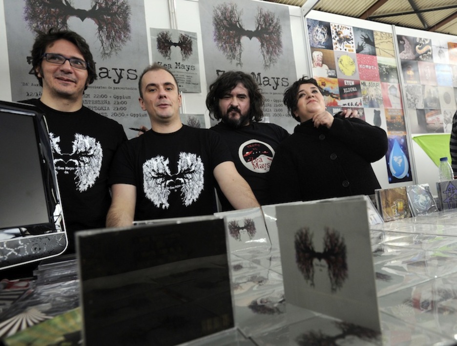 Zea Mays ere aritu da zaletuei diskoak sinatzen. (Marisol RAMIREZ/ARGAZKI PRESS)