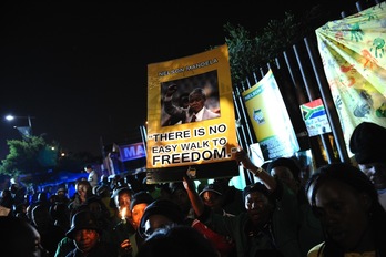 Una multitud se ha congregado en el exterior de la antigua casa de Mandela en Soweto. (Stephane DE SAKUTIN/AFP) 