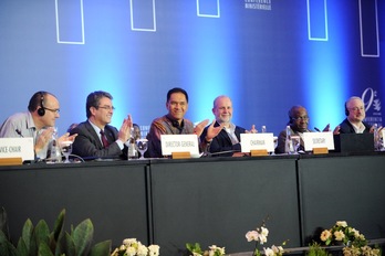El ministro de Comercio de Indonesia, Gita Wirjawan (tercero por la izda.), y el director general de la OMC, Roberto Azevedo (segundo por la izda.), aplauden tras el acuerdo. (Sonny TUMBELAKA/AFP)  