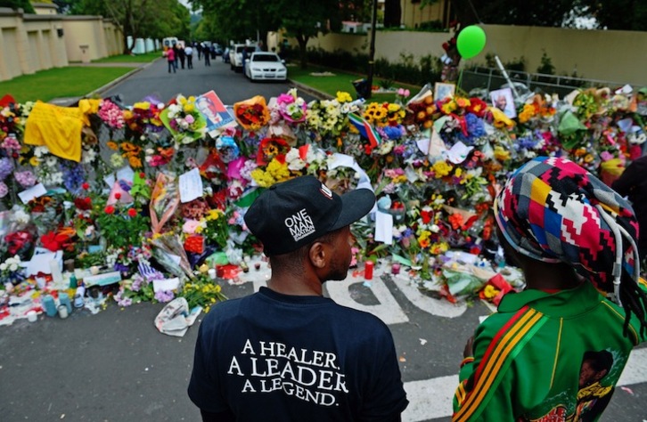 Un muro de flores ante la vivienda de Mandela en Johannesburgo. (Carl de SOUZA/AFP)