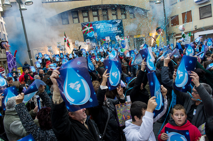 Olatu urdina Durangon, Tantaz Tanta ekimenaren baitan. (ARGAZKI PRESS)