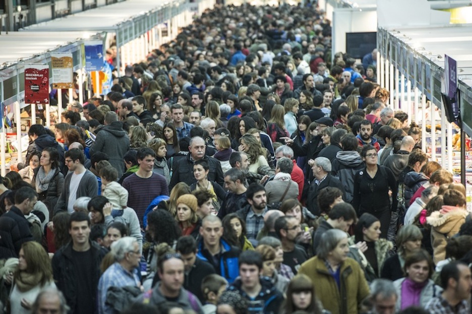 Jende uholdea berriro ere Azokaren hirugarren egunean. (Gorka RUBIO/ARGAZKI PRESS)
