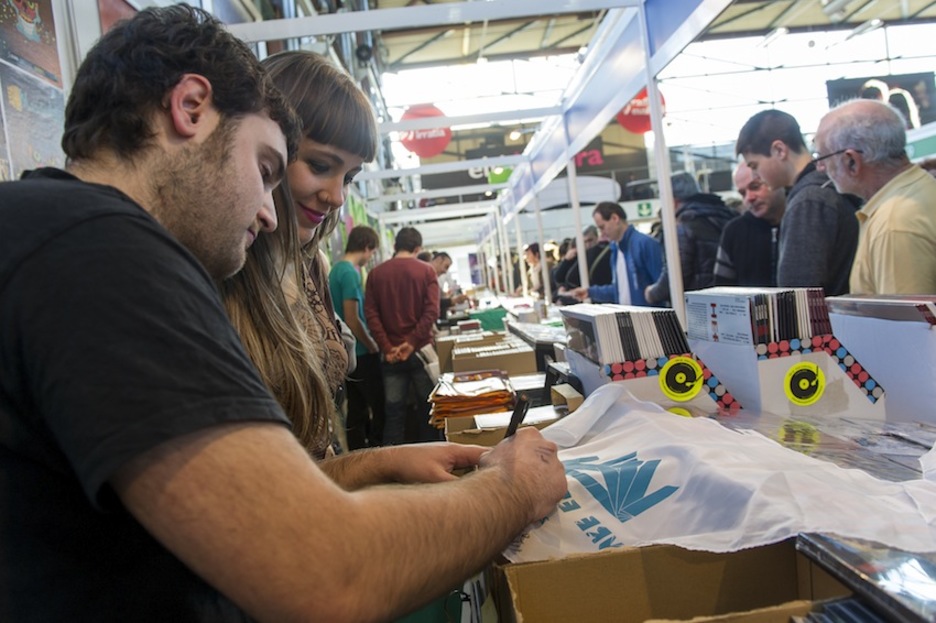 Hesan taldeko kideak, diskoak sinatzen izan dira. (Monika DEL VALLE/ARGAZKI PRESS)