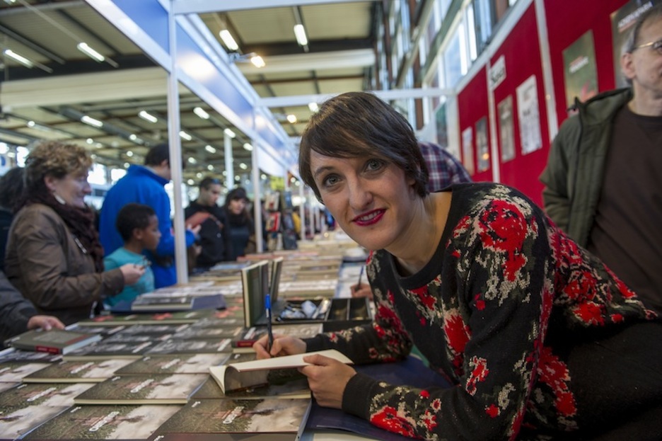 Uxue Alberdi bertsolari eta idazlea ‘Euli giro’ alearekin da Azokan. (Monika DEL VALLE/ARGAZKI PRESS)