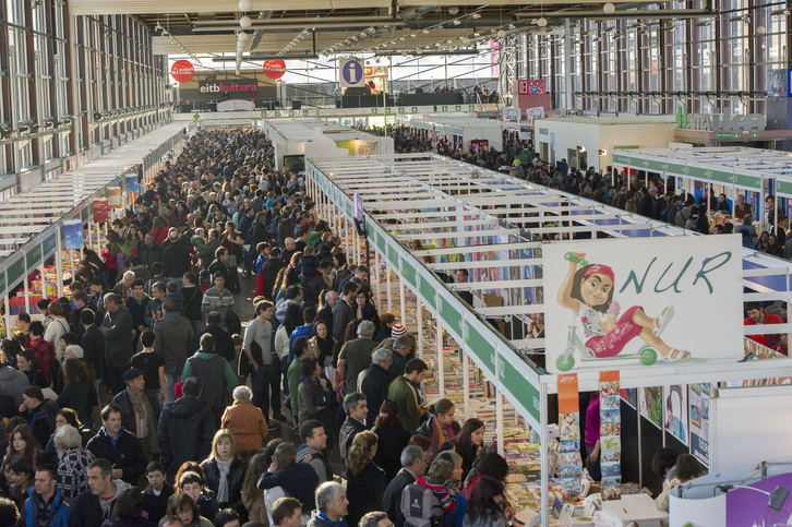 Jendetza batu da egunero azokan. (Gorka RUBIO / ARGAZKI PRESS)