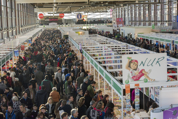 Jendetza abtu da egunero azokan. (Gorka RUBIO / ARGAZKI PRESS)