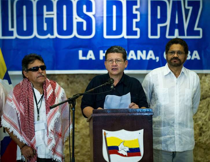 Los guerrilleros Jesús Santrich, Pablo Catatumbo e Iván Márquez durante la lectura del comunicado. (YAMIL LAGE / AFP)