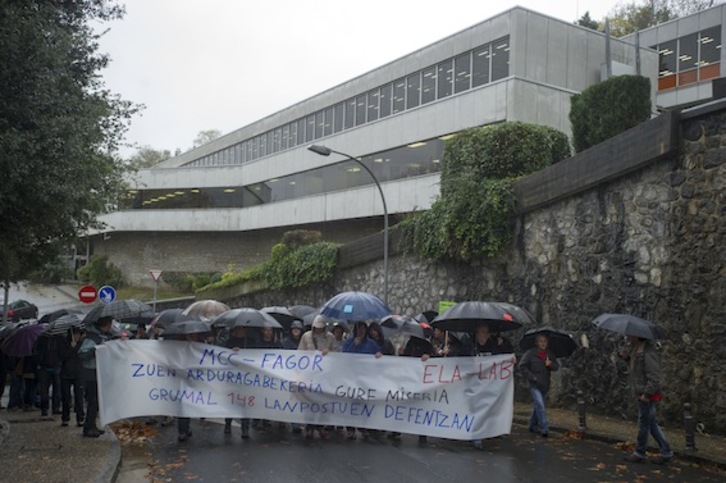 Concentración de los trabajadores de Grumal ante la sede de la Corporación Mondragon. (Juanan RUIZ/ARGAZKI PRESS)