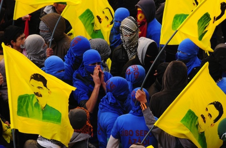 Manifestantes kurdos sostienen banderas con la imagen de Abdullah Oçalan. (Mehmet ENGIN/AFP PHOTO)