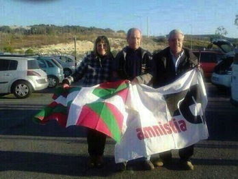 Lasa Mitxelena, en el centro, con sus allegados en el exterior de la cárcel. (@EtxeratElkartea)