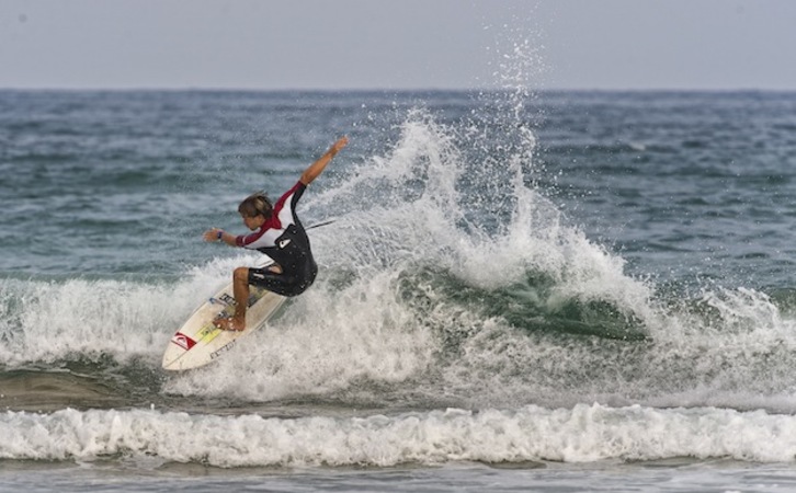 Aritz Aranburu, en plena acción durante un campeonato en Zarautz. (Jon URBE / ARGAZKI PRESS)