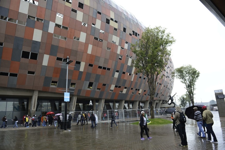Las puertas del estadio FNB se han abierto cinco horas antes de que comenzara el acto. (Stephane DE SAKUTIN/AFP)