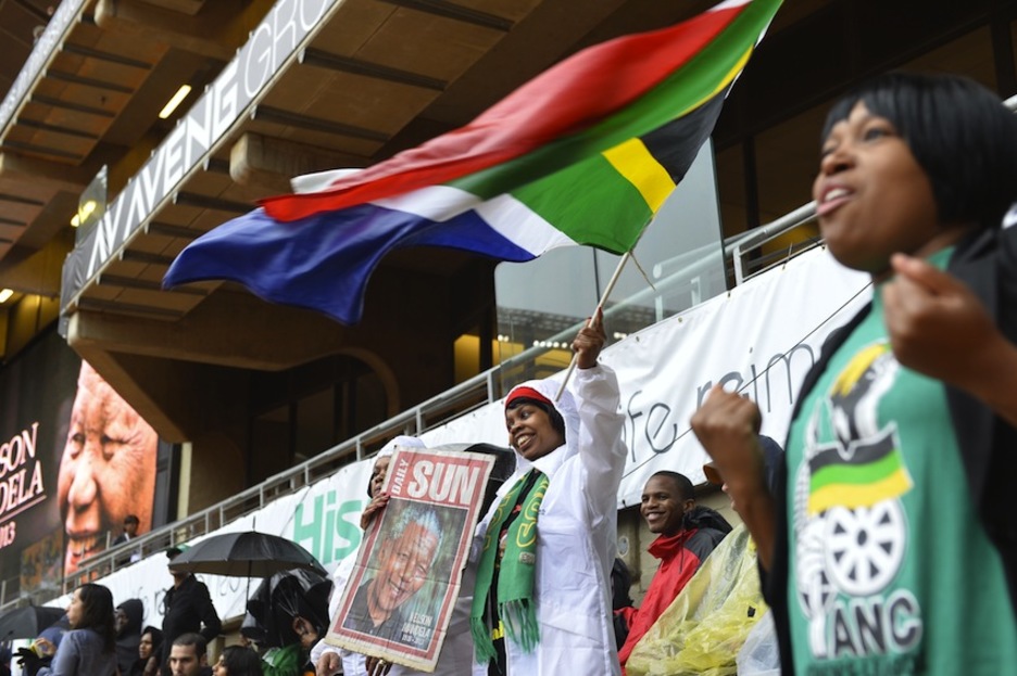 Una mujer ondea la bandera sudafricana. (Odd ANDERSEN/AFP)