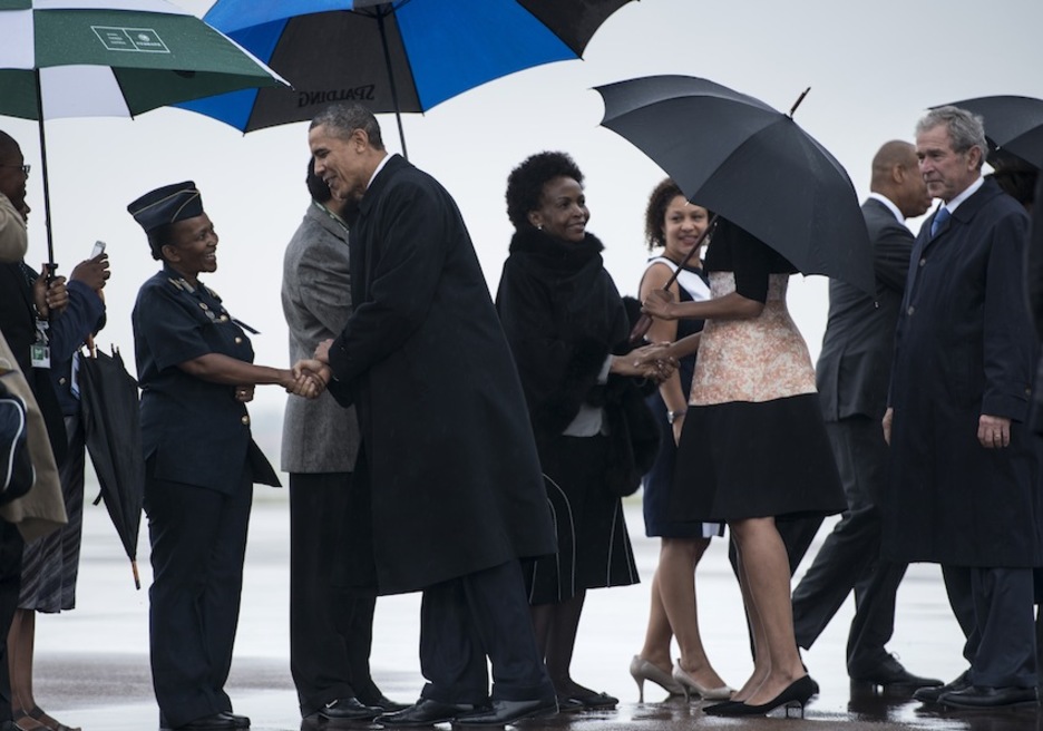 El presidente de EEUU, Barack Obama, a su llegada a Sudáfrica. (Brendan SMIALOWSKI/AFP)