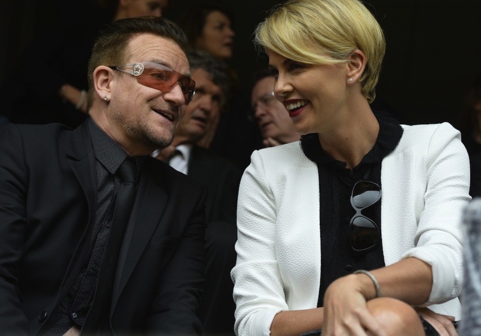 El líder de U2, Bono, y la actriz sudafricana Charlize Theron también asisten al funeral. (Odd ANDERSEN/AFP)